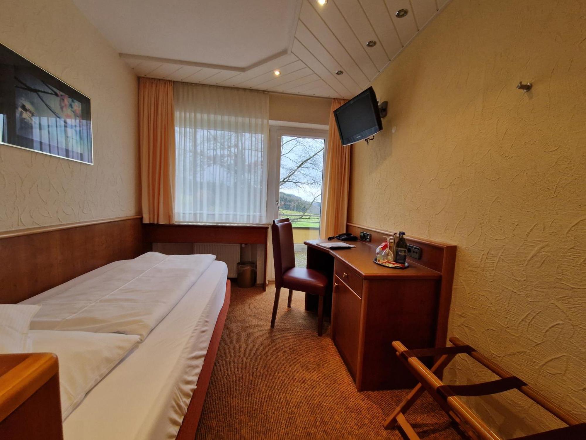 Badhotel Restaurant Stauferland Бад-Болль Екстер'єр фото